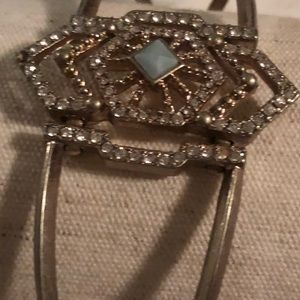 🌴Chloe+Isabel Portico toggle clasp cuff